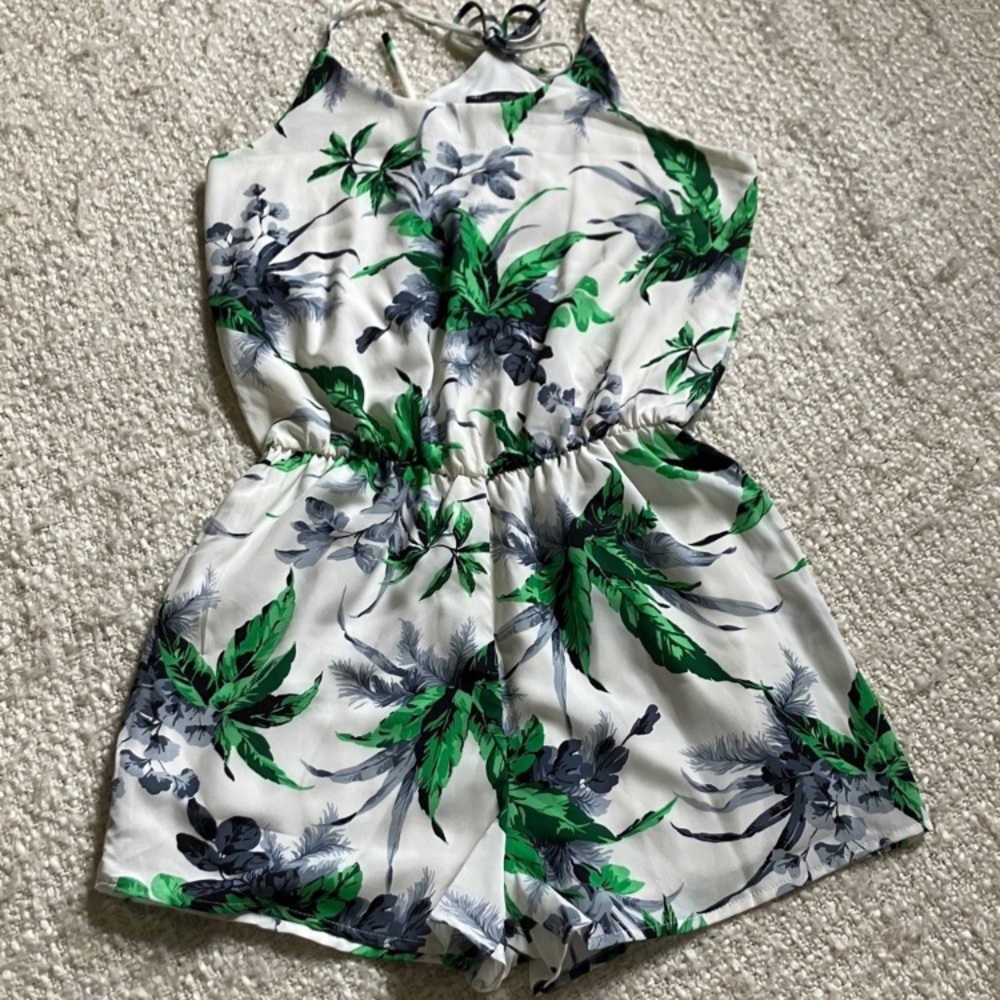 🌿NWOT HONEY PUNCH SMALL TROPICAL PRINT ROMPER